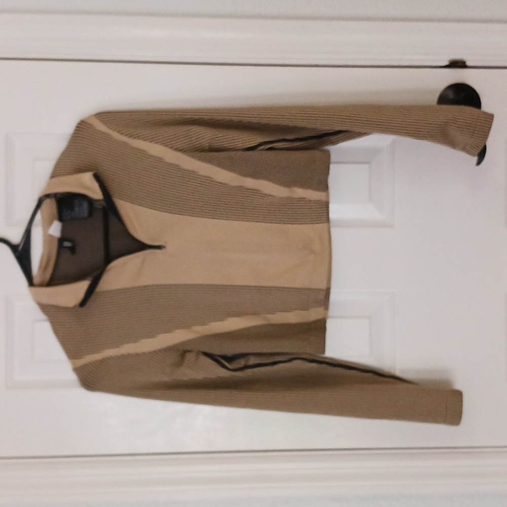 Divided H&M Long Sleeve Zip-Up Tan Crop Top With Black Lines.